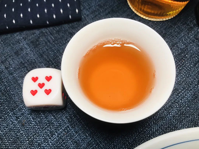 八角亭2005年乔木茶王青饼
