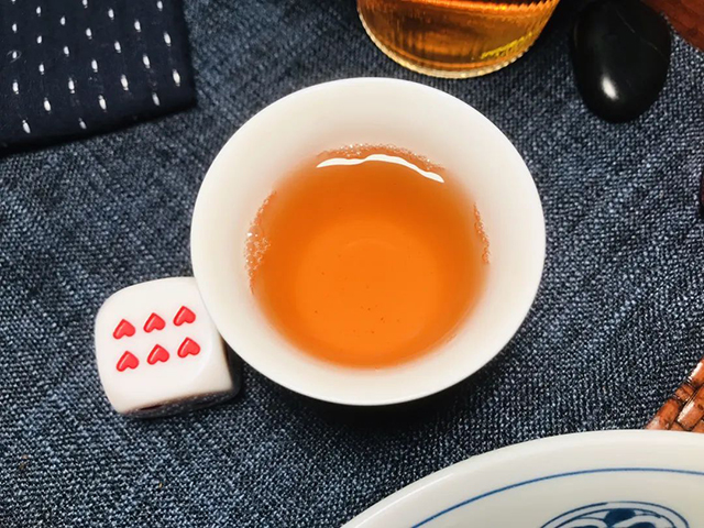 八角亭2005年乔木茶王青饼
