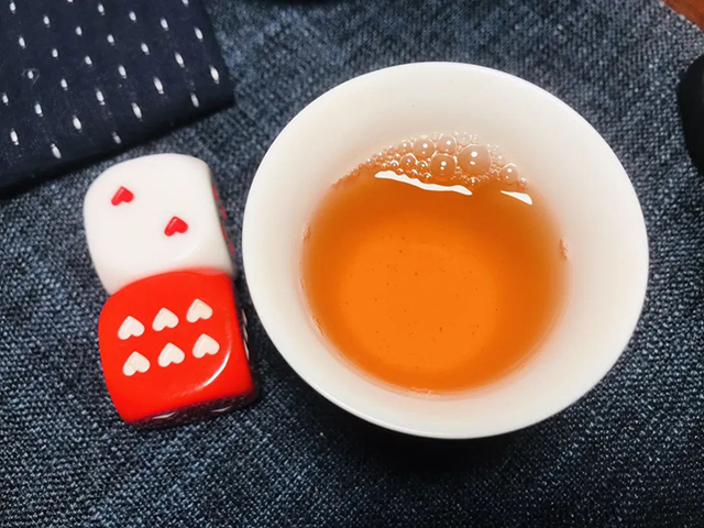 八角亭2005年乔木茶王青饼