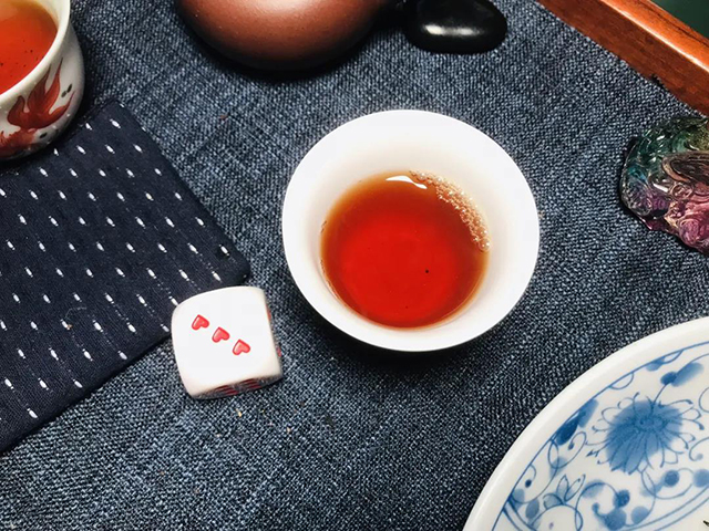 下关2005年繁体云厚纸T8653铁饼普洱茶品质特点