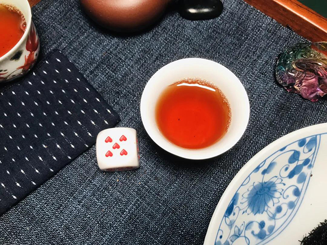 下关2005年繁体云厚纸T8653铁饼普洱茶品质特点
