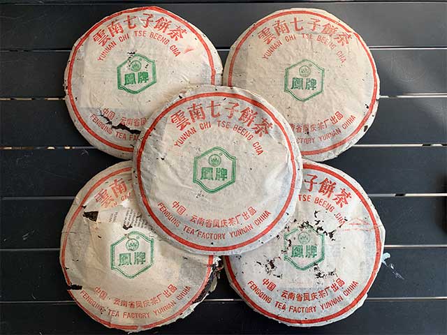 图为凤庆茶厂1996年厚纸凤牌青饼