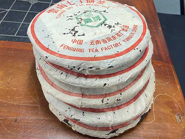 图为凤庆茶厂1996年厚纸凤牌青饼