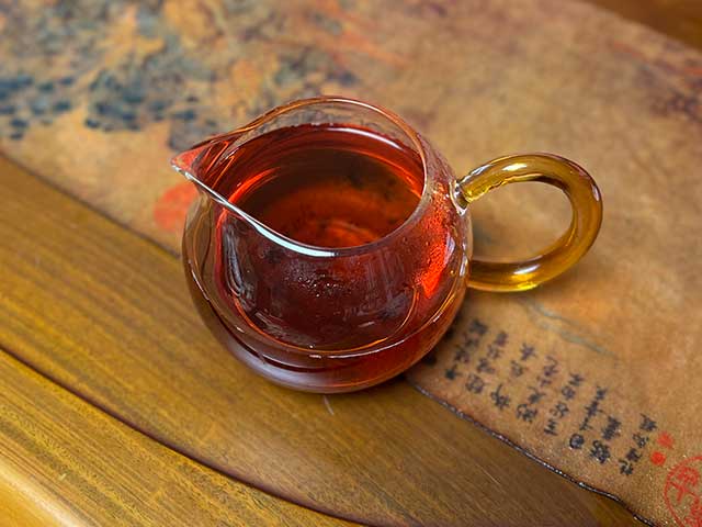 图为凤庆茶厂1996年厚纸凤牌青饼