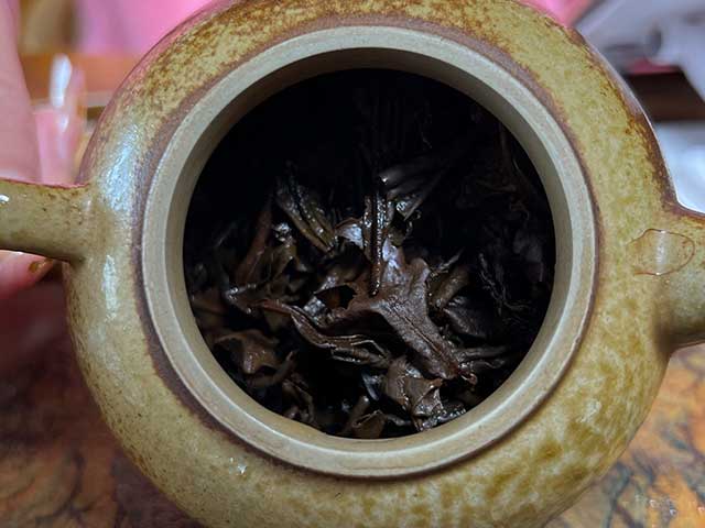 图为凤庆茶厂1996年厚纸凤牌青饼