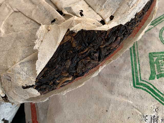 图为凤庆茶厂1996年厚纸凤牌青饼