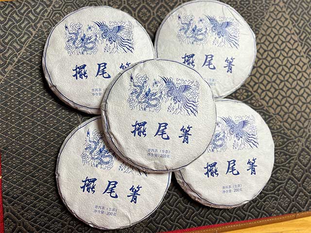 图为蓝版2022摆尾箐普洱茶小饼