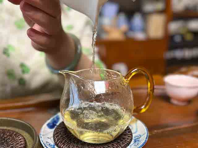 图为蓝版2024年老班章200克小饼