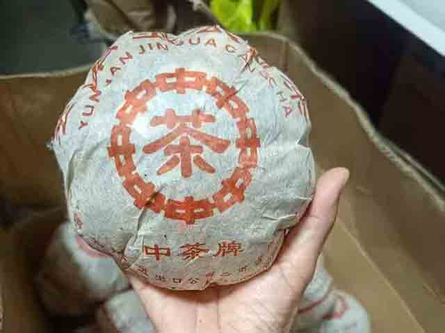 图为90年代红丝带云南金瓜贡茶500克沱
