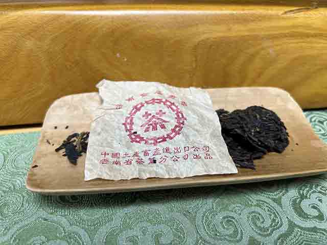 图为90年代红丝带云南金瓜贡茶500克沱