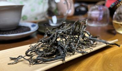 茶农连1克都不让多拿！2025易武薄荷塘二类高杆品鉴实录：这口感太顶了