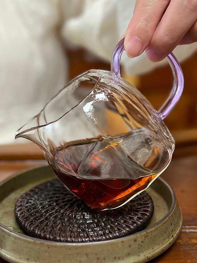 图为龙园号1999年老曼峨熟茶
