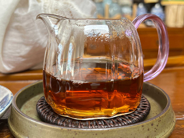 图为龙园号1999年老曼峨熟茶