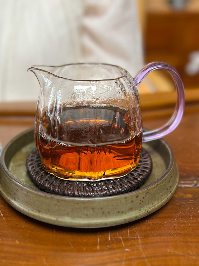 图为龙园号1999年老曼峨熟茶