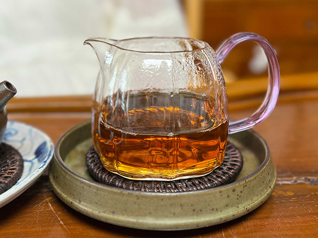 图为龙园号1999年老曼峨熟茶