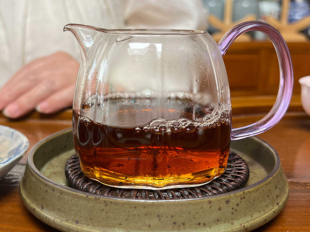 图为龙园号1999年老曼峨熟茶