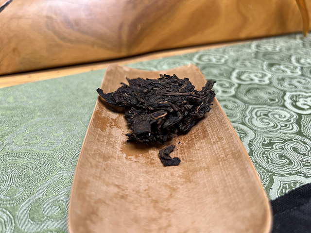 图为海湾茶厂2000年易武野生大叶青饼两片叶