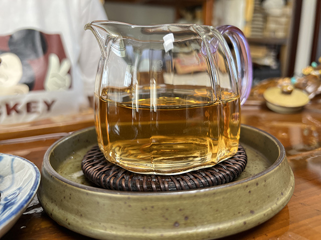 图为海湾茶厂2000年易武野生大叶青饼两片叶