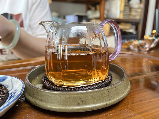 图为海湾茶厂2000年易武野生大叶青饼两片叶