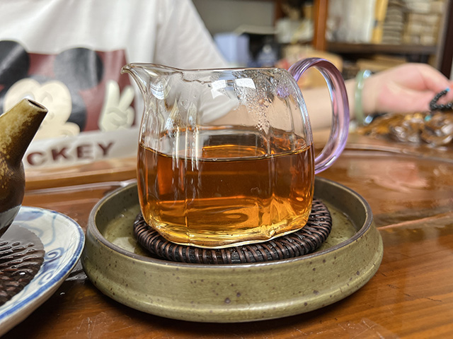图为海湾茶厂2000年易武野生大叶青饼两片叶