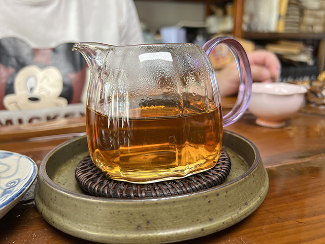 图为海湾茶厂2000年易武野生大叶青饼两片叶