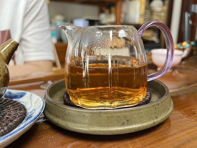 图为海湾茶厂2000年易武野生大叶青饼两片叶