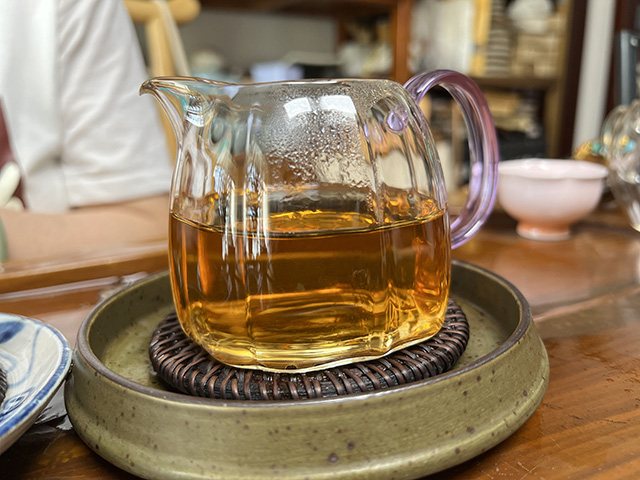 图为海湾茶厂2000年易武野生大叶青饼两片叶