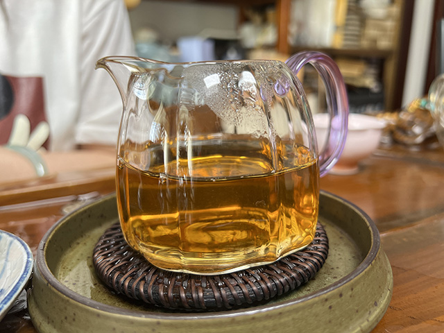 图为海湾茶厂2000年易武野生大叶青饼两片叶