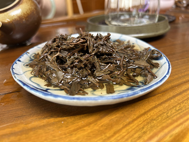 图为海湾茶厂2000年易武野生大叶青饼两片叶