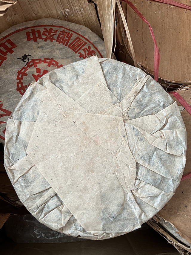 图为80年代末下关双飞红印铁饼