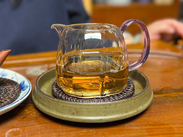 图为80年代末下关双飞红印铁饼