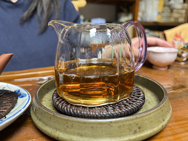 图为80年代末下关双飞红印铁饼