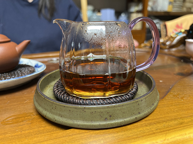 图为80年代末下关双飞红印铁饼