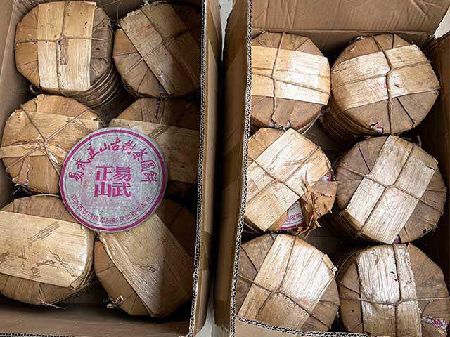 图为曼落茶厂昌达号2005年易武正山古树茶圆茶