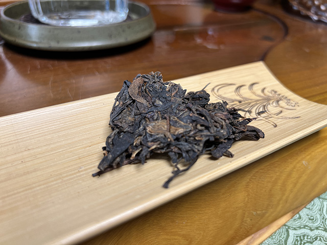 图为曼落茶厂昌达号2005年易武正山古树茶圆茶
