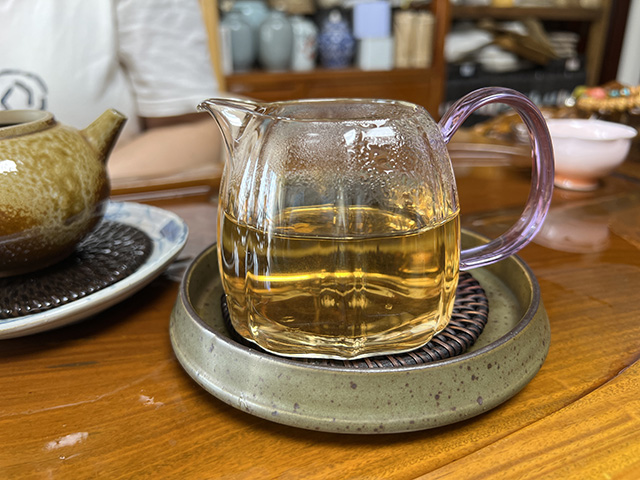 图为曼落茶厂昌达号2005年易武正山古树茶圆茶