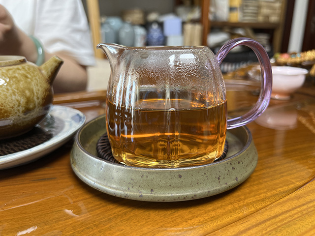 图为曼落茶厂昌达号2005年易武正山古树茶圆茶