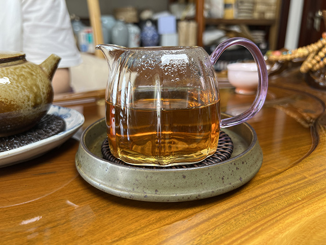 图为曼落茶厂昌达号2005年易武正山古树茶圆茶