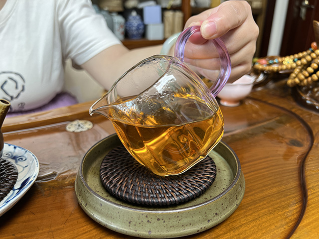 图为曼落茶厂昌达号2005年易武正山古树茶圆茶