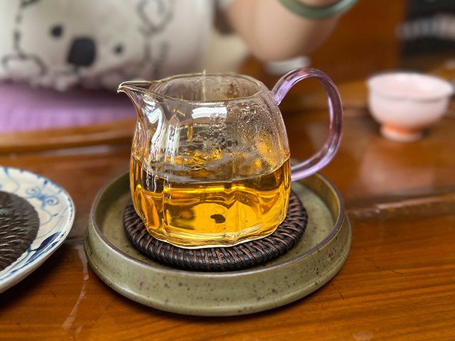 图为曼落茶厂昌达号2005年易武正山古树茶圆茶