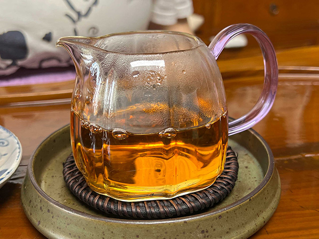 图为曼落茶厂昌达号2005年易武正山古树茶圆茶