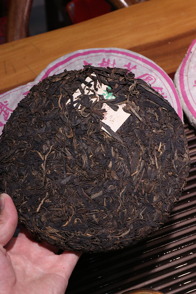 图为曼落茶厂昌达号2005年易武正山古树茶圆茶