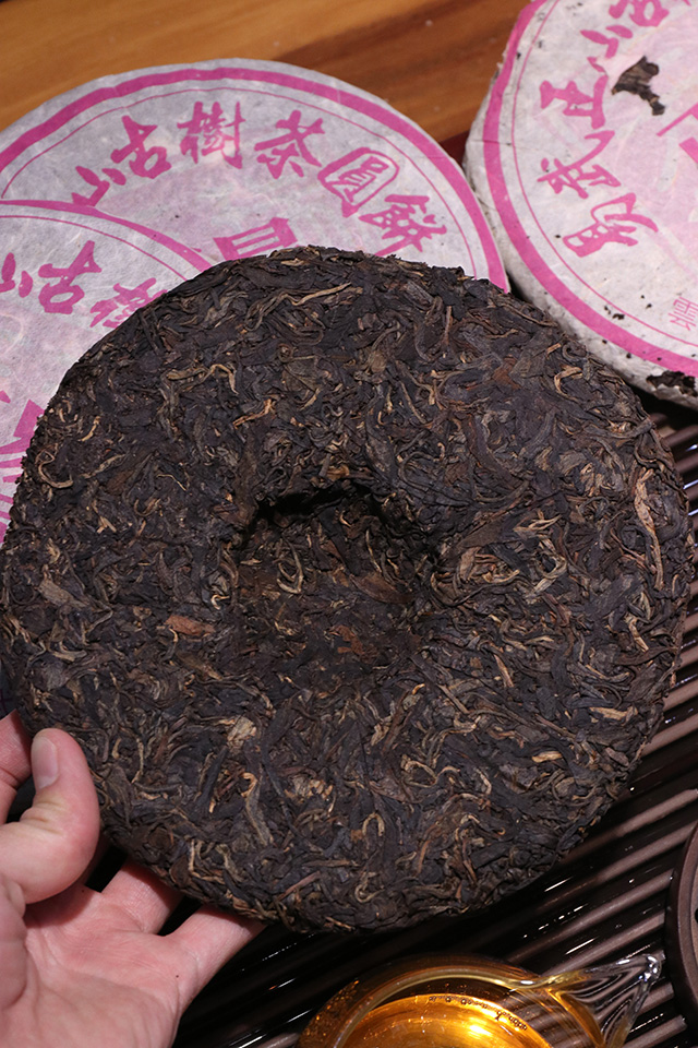 图为曼落茶厂昌达号2005年易武正山古树茶圆茶