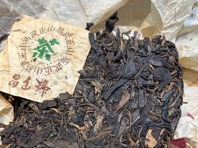 图为曼落茶厂昌达号2005年易武正山古树茶圆茶