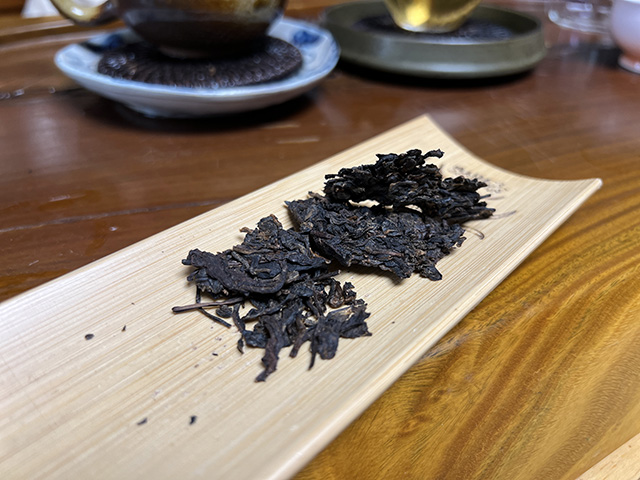 图为80年代末下关双飞红印铁饼