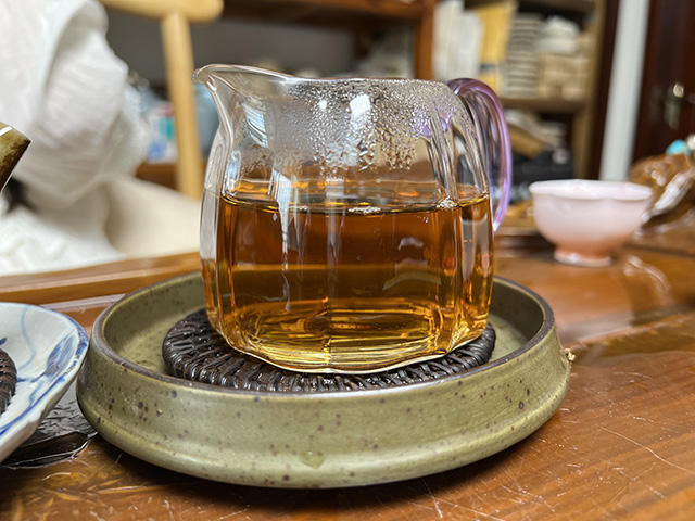 图为80年代末下关双飞红印铁饼