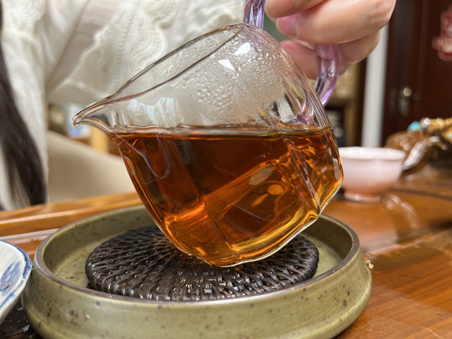 图为80年代末下关双飞红印铁饼
