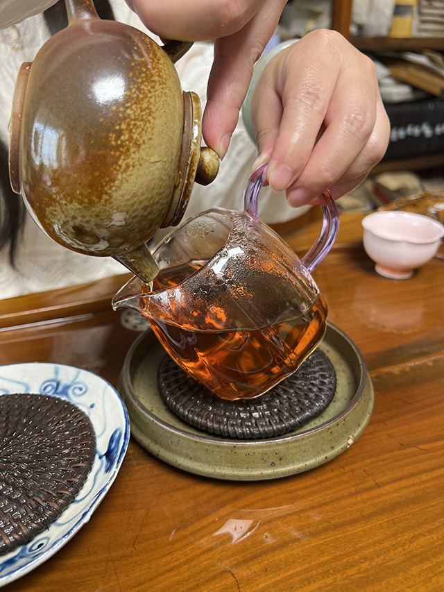 图为80年代末下关双飞红印铁饼