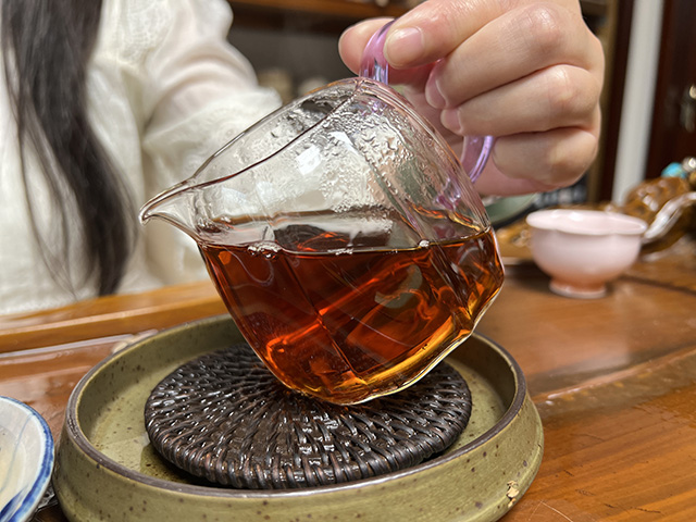 图为80年代末下关双飞红印铁饼
