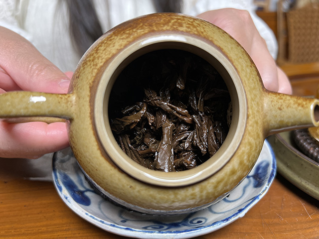 图为80年代末下关双飞红印铁饼